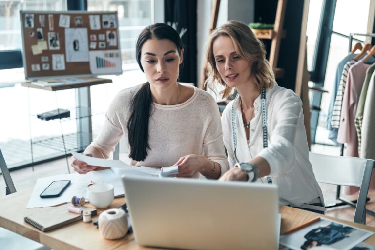 Step-by-step guide to order your perfect WordPress theme: explore our gallery, compare features, launch live demos, and complete a seamless checkout with Straytags.